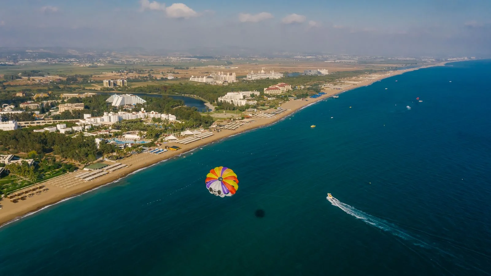Luftaufnahme der Ferienküste von Belek und des Mittelmeers