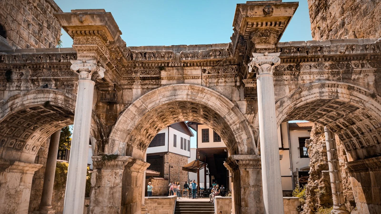Das dreibogige Hadrianstor am Eingang zur Altstadt Kaleiçi in Antalya