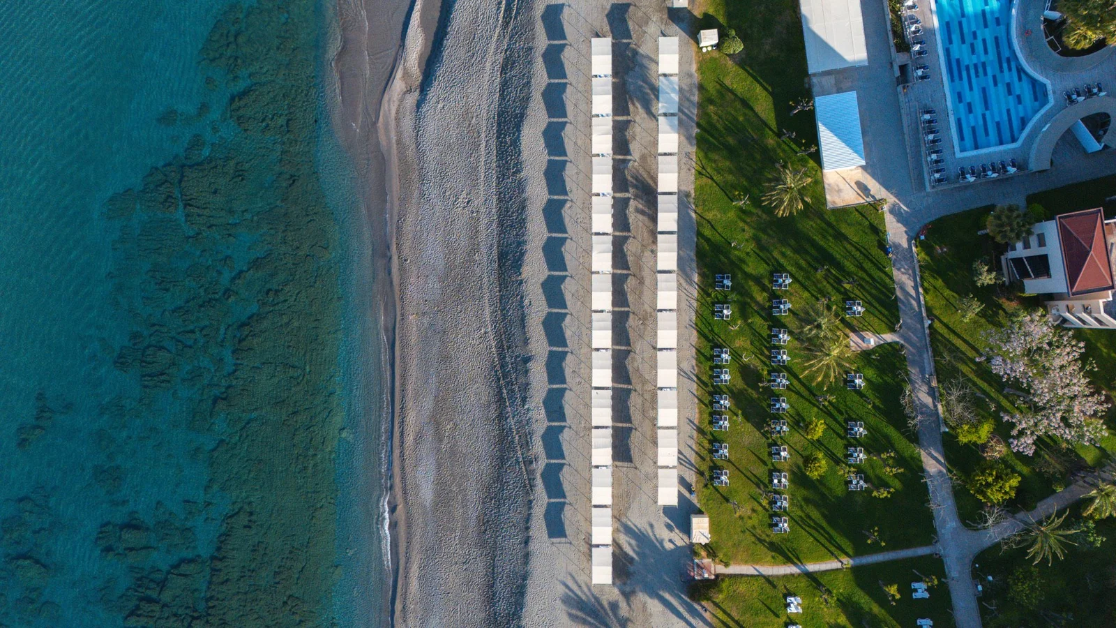 Aerial view of Labranda Alantur’s sand-and-pebble beach and rocky seabed in Kestel