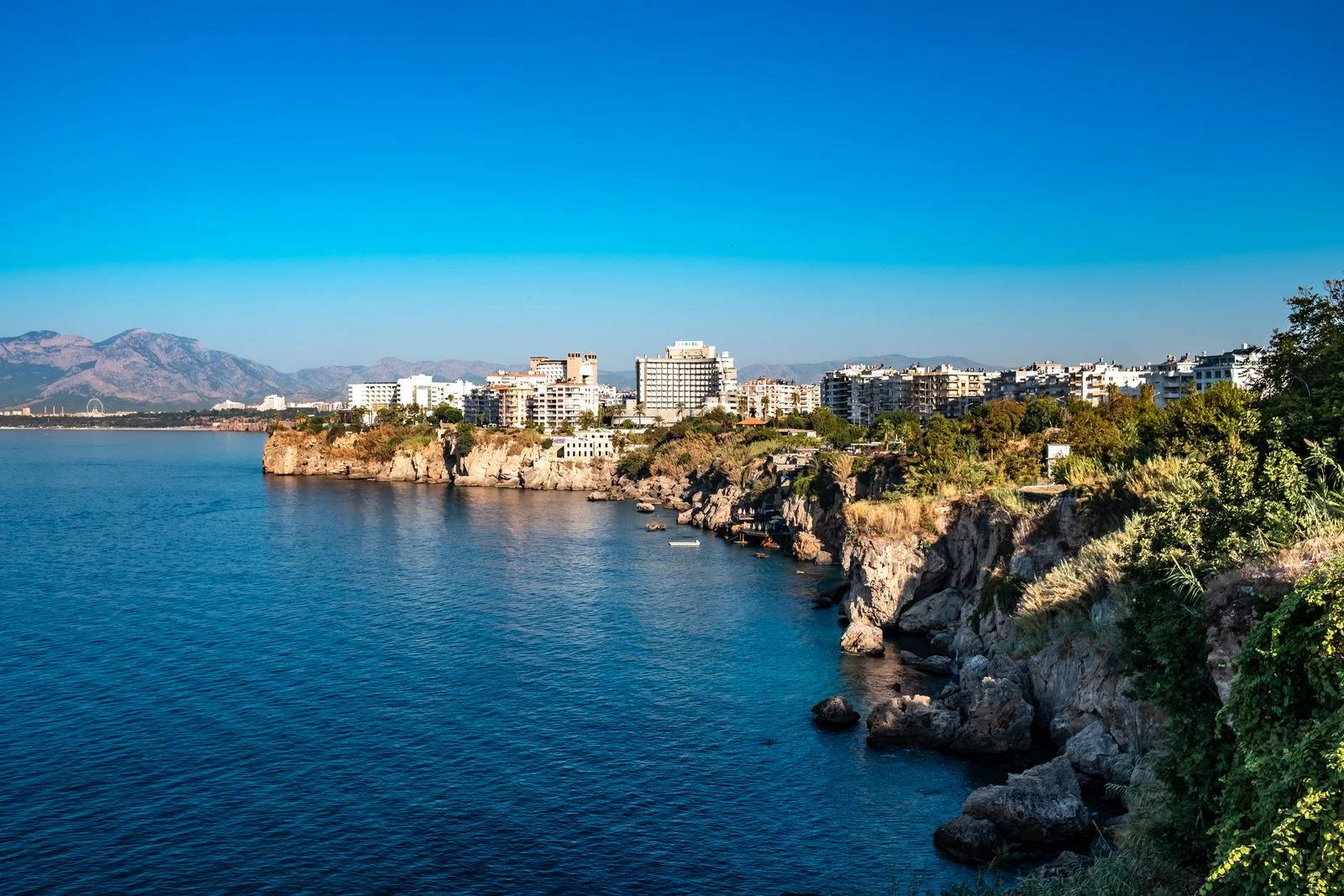 Muratpaşas Steilküste mit Mittelmeer und Stadtsilhouette von Antalya